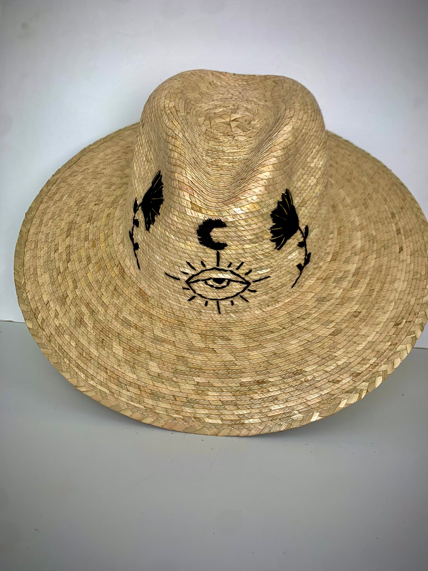 HAT WITH PALM EYE AND FLOWERS