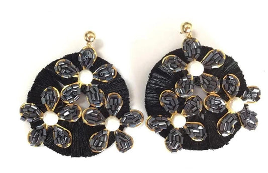 BLACK EARRINGS WITH FLOWERS AND PEARL